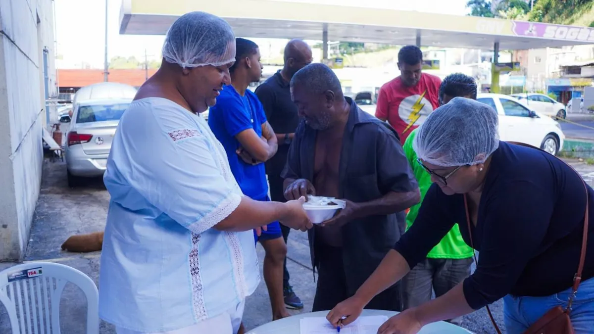 Pai Roberto de Iansã participa da entrega de 600 marmitas na Associação Filhos de Bárbara