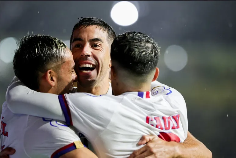 Carlos De Pena celebra o primeiro gol do Bahia em Criciúma