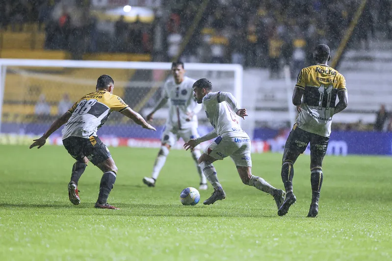 Imagem ilustrativa da imagem Bahia empata com o Criciúma e perde chance de assumir a ponta