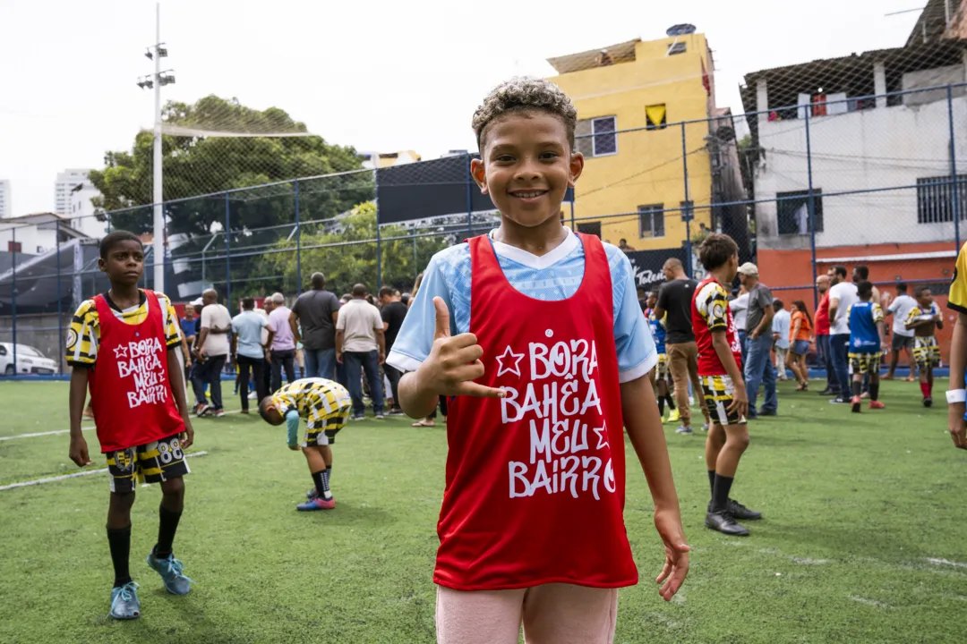 Uma das crianças do projeto "Bora Bahêa Meu Bairro"