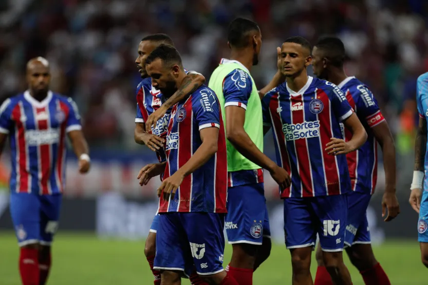 Jogadores do Bahia consolando Caio Alexandre, após o camisa 19 perder pênalti decisivo