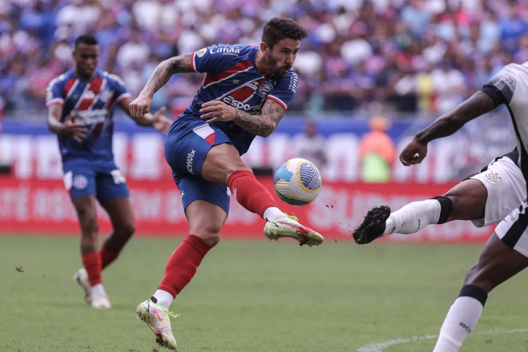 Everaldo em ação contra o Corinthians, na Arena Fonte Nova