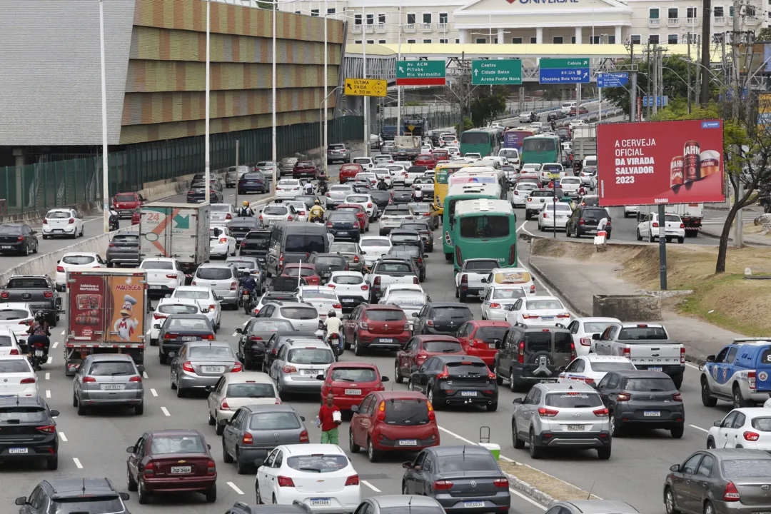 SALVADOR

FLUXO É INTENSO NA SAÍDA DA CIDADE PARA AS FESTAS DE FIM DE ANO 

Na foto: Movimento intenso de veículos na entrada da rodoviária deixando o trânsito lento na avenida Antônio Carlos Magalhães, Pernambués

Foto: Olga Leiria / AG. A TARDE

Data: 23/12/2022