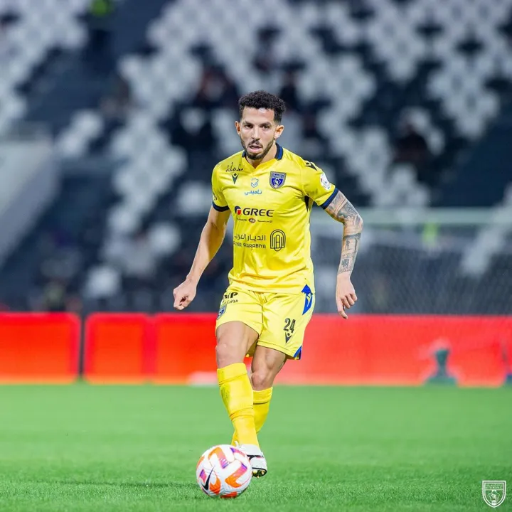 Flávio em ação com a camisa do Al-Taawoun da Arábia Saudita