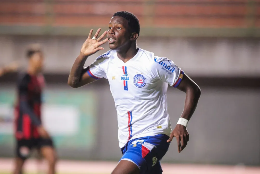 Ruan Pablo comemora um dos gols do Bahia sobre o Vitória