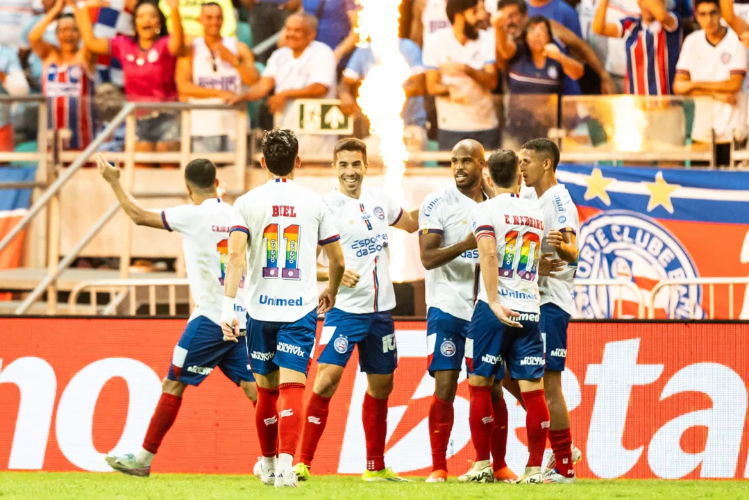 Jogadores do Bahia comemoram gol na Arena Fonte Nova