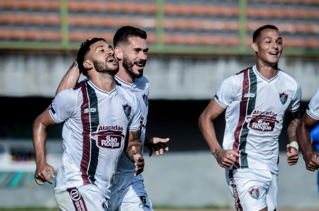 João Grilo comemora gol sobre o Galícia