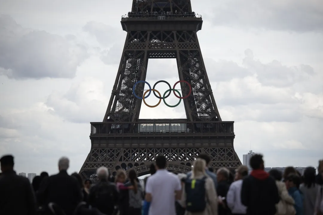 Anéis olímpicos na Torrei Eiffel, em Paris