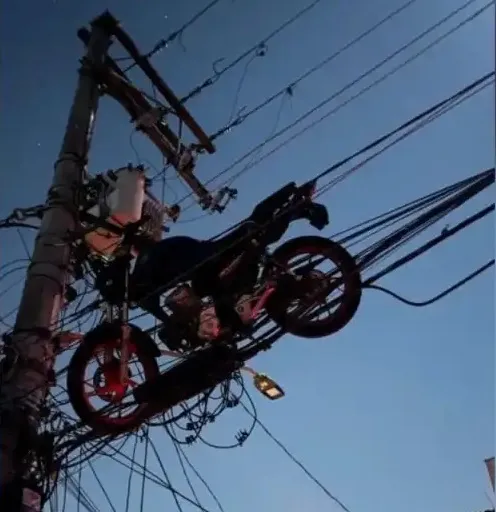 Imagem ilustrativa da imagem Balão ergue moto, capota carro e cai sobre imóveis em São Paulo