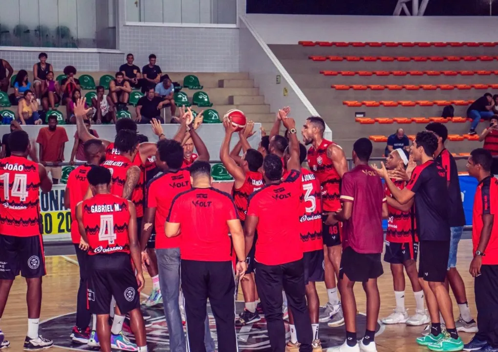 Elenco rubro-negro celebra a vitória diante do Santos com a torcida colossal em Cajazeiras