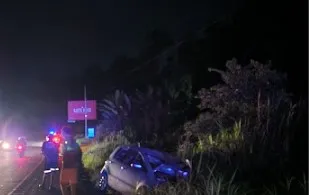 Carro bateu de frente com moto e provocou a morte de uma mulher