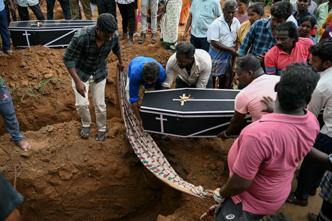 Membros da família realizam enterros de vítimas que morreram após consumir álcool tóxico no distrito de Kallakurichi, no estado de Tamil Nadu, na Índia