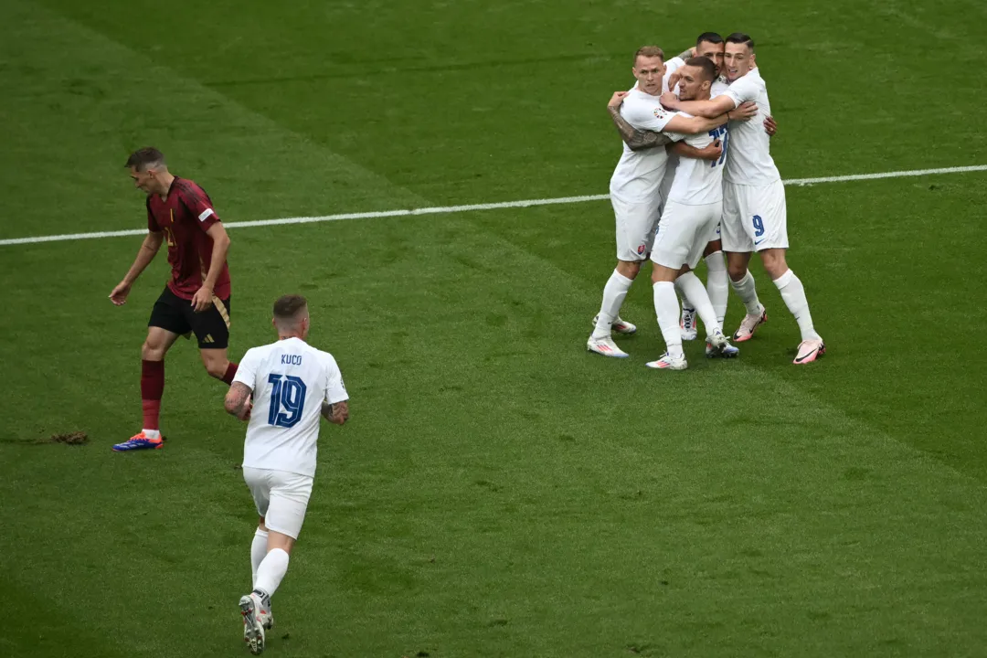 Jogadores da Eslováquia comemoram gol sobre a Bélgica