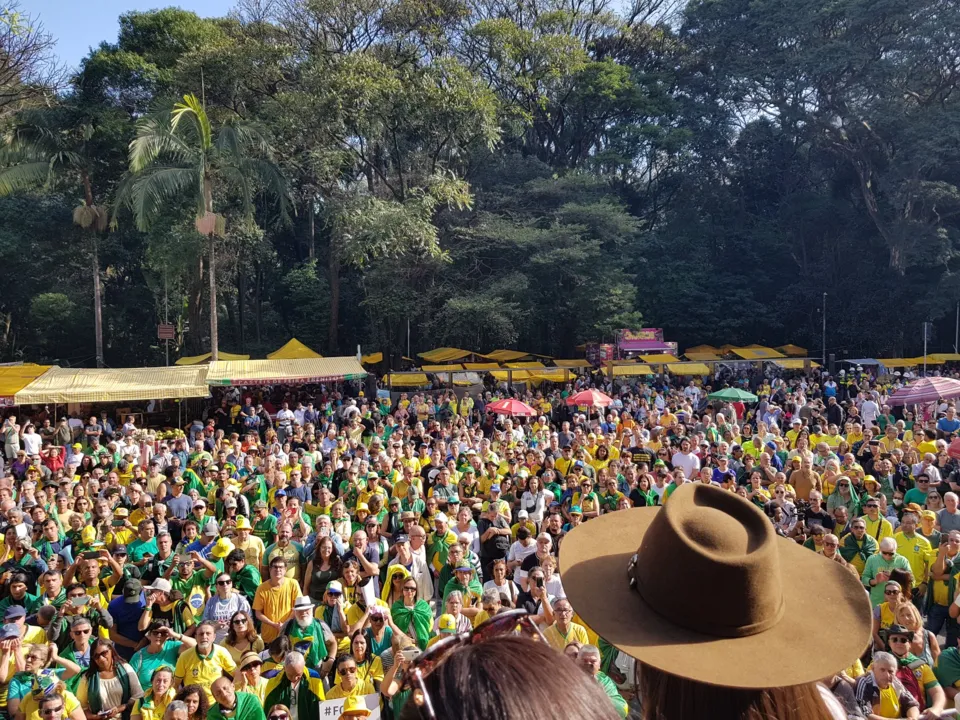 Manifestação ocupou apenas uma das vias em frente ao Masp