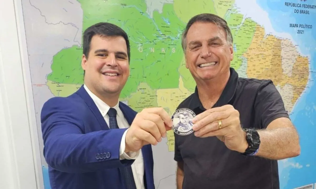 Objeto, batizado de “3 is”, foi criada por Bolsonaro em 2021 e tem sido entregue a aliados pelo ex-presidente