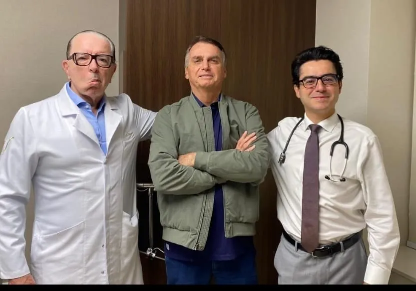 Bolsonaro ao lado dos médicos que o acompanharam