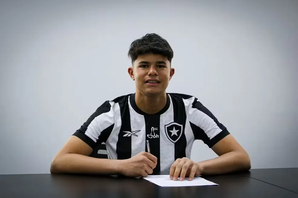 Imagem ilustrativa da imagem Botafogo contrata filho do ex-goleiro Bruno para o time sub-14