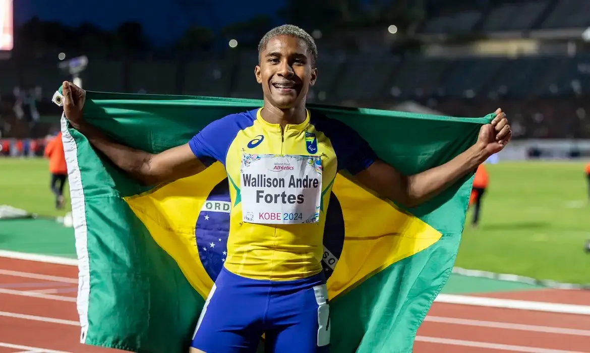 Wallison Fortes comemorando medalha de ouro no Mundial