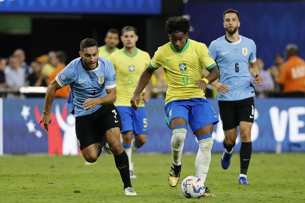 Endrick tentou puxar o ataque do Brasil em arrancadas individuais, mas não conseguiu levar perigo ao gol uruguaio.