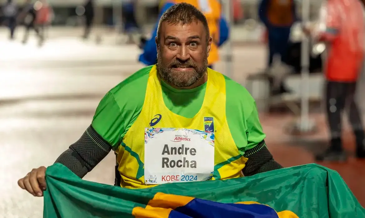 O atleta paulista André Rocha (foto) brilhou na prova do lançamento de disco pela classe F52 com a marca de 20,72 metros para se tornar bicampeão mundial