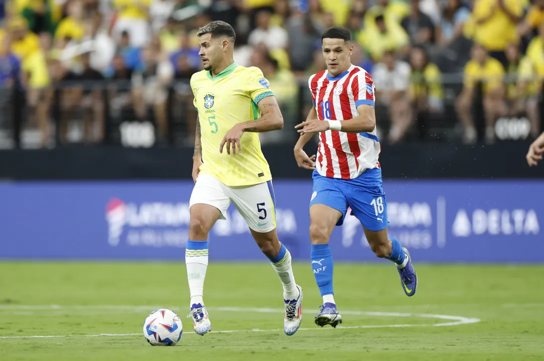 Bruno Guimarães em partida contra o Paraguai