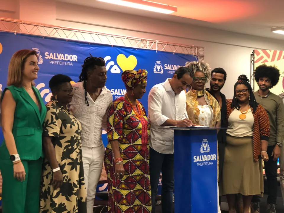 Assinatura aconteceu durante o lançamento do Rolê Afro – Guia de Afroturismo de Salvador