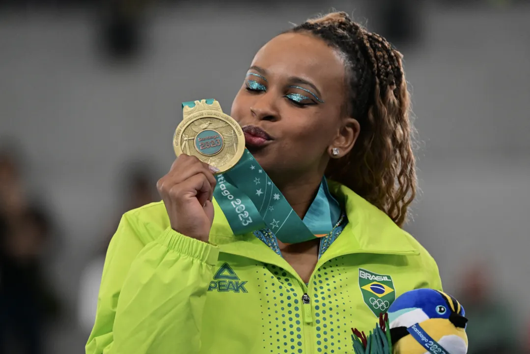 Rebeca Andrade com medalha de ouro do Pan-Americano