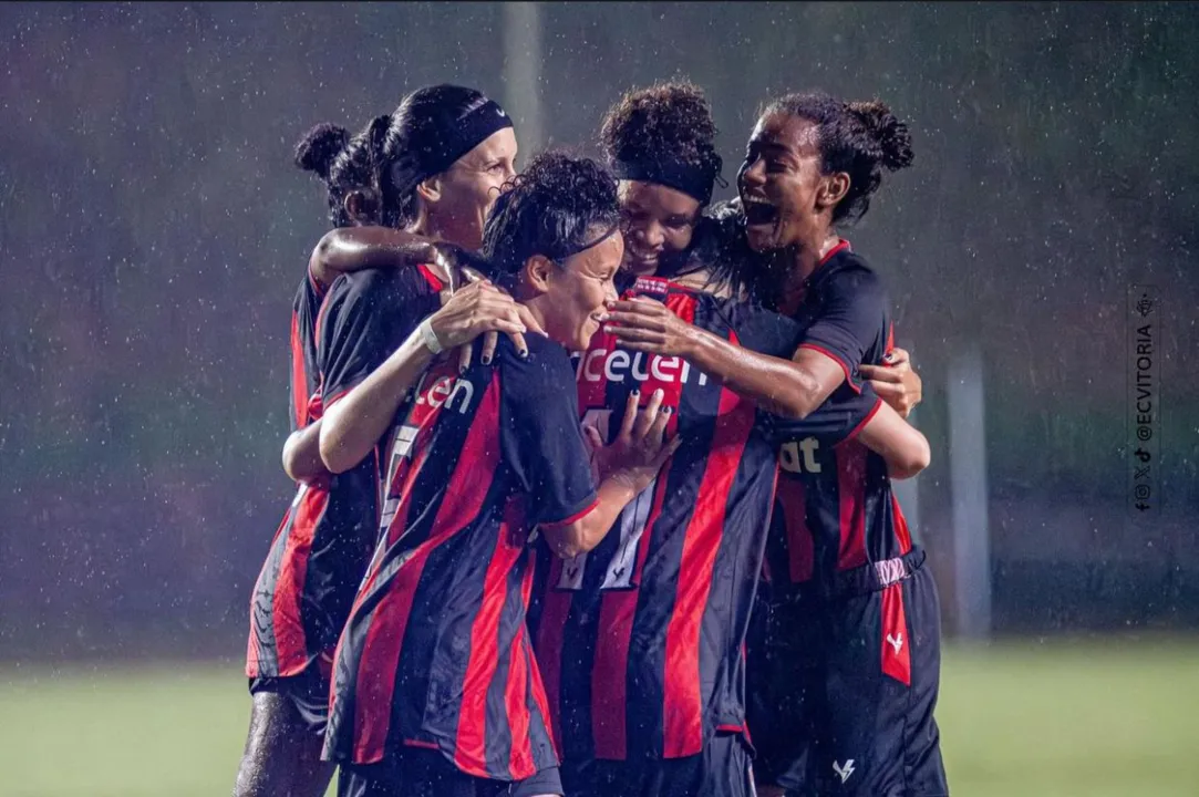 Jogadoras do Vitória comemorando classificação