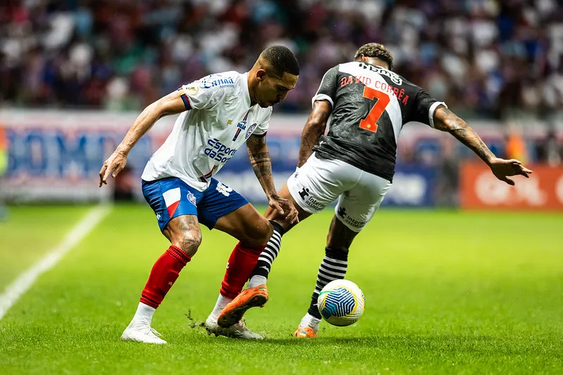 Gilberto e David protagonizaram o lance polêmico do jogo