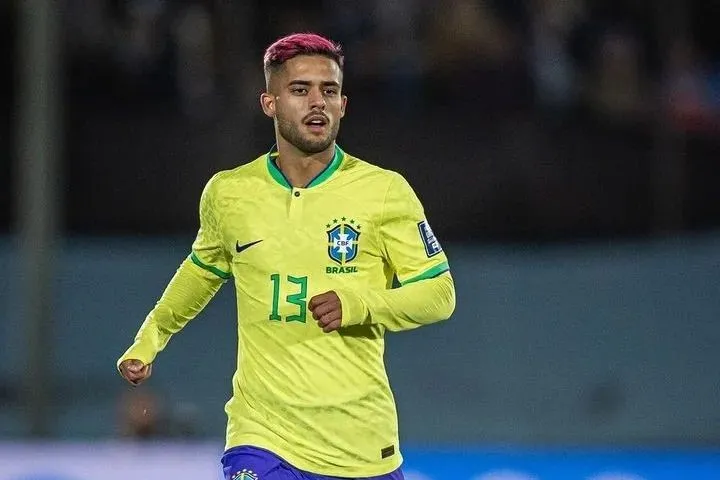 Yan Couto em ação pela Seleção Brasileira com o cabelo rosa