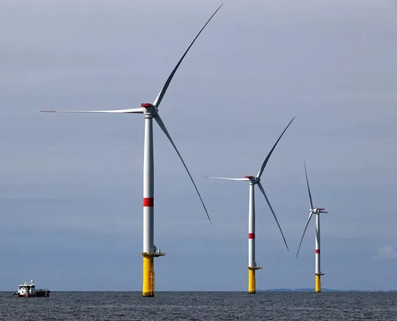 A energia eólica offshore é particularmente promissora devido aos ventos fortes e consistentes da costa