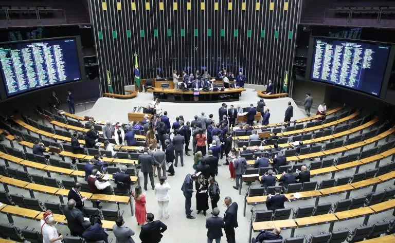 Suspensão poderá ser aplicada a deputado contra o qual seja apresentada representação de autoria da Mesa