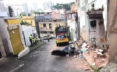 Caminhão parou após bater em poste