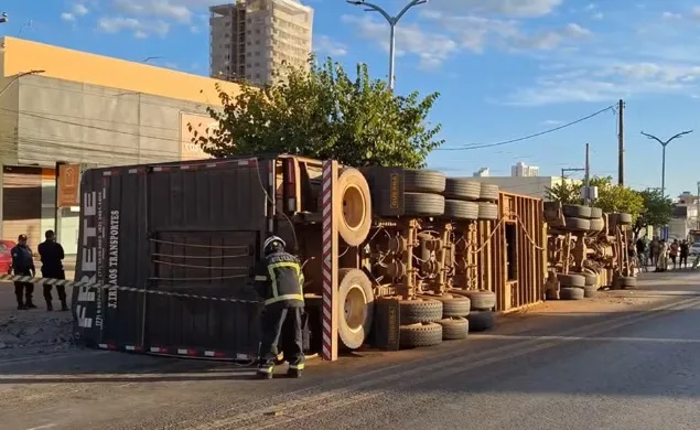 Apesar da gravidade do tombamento, o motorista do caminhão não teve ferimentos graves