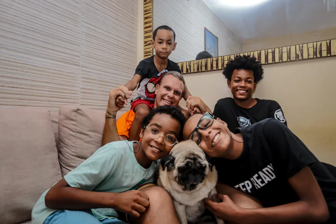 Alexandre Rank, junto com os quatro filhos: João Carlos (5 anos), Ailton (10), Jailton (11) e João Paulo (13)