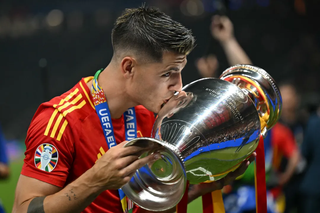 Morata com a taça da Eurocopa