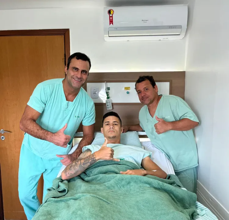Camutanga ao lado dos médicos Marcelo Midlej e Wilson Vasconcelos após a cirurgia no joelho