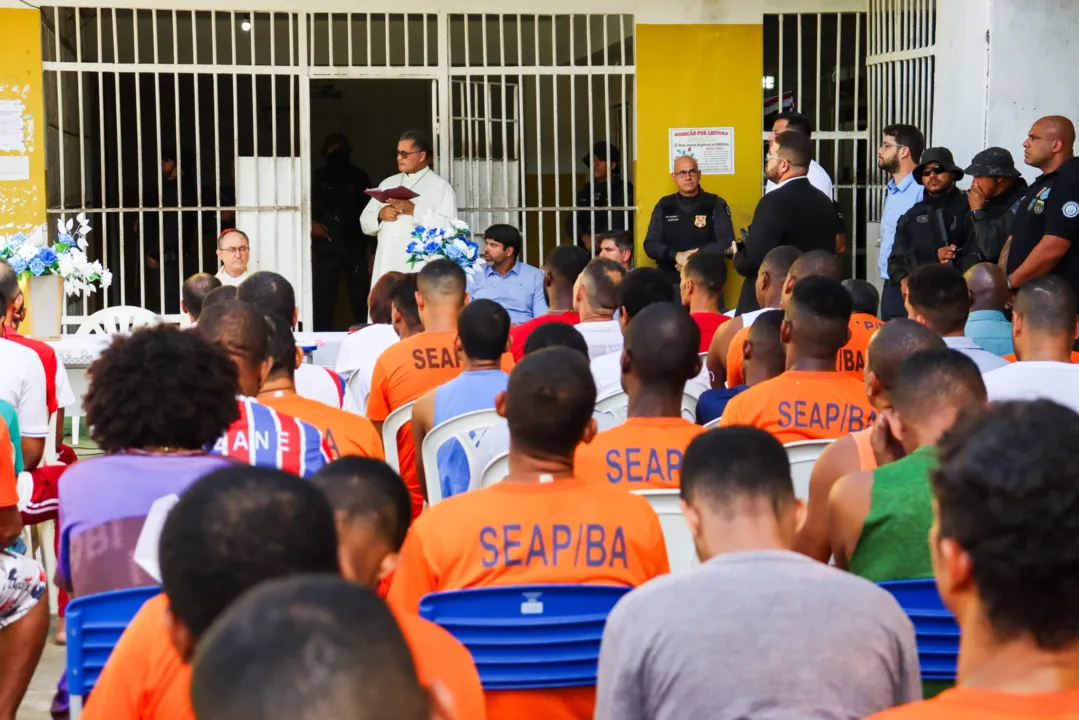 Internos cantaram a música “Te coroamos”, e cada um foi convidado a coroar a Virgem Maria