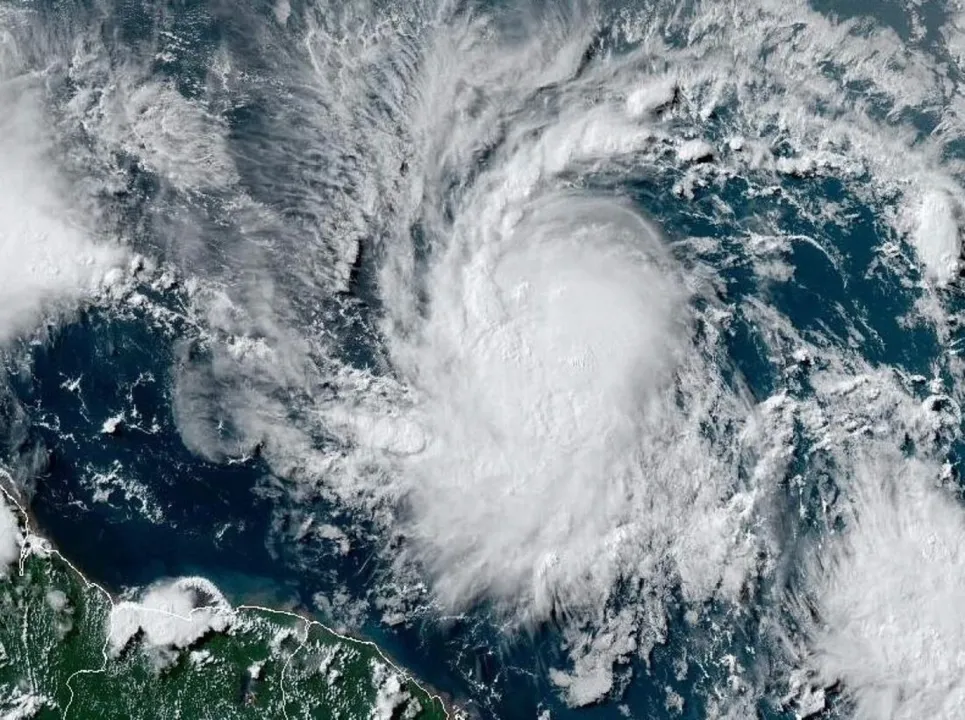 Beryl, localizada no Oceano Atlântico a cerca de 1.260 quilômetros a sudeste de Barbados, pode se tornar um "perigoso grande furacão"