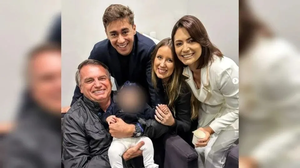 Bolsonaro carregou filha de Nikolas no colo