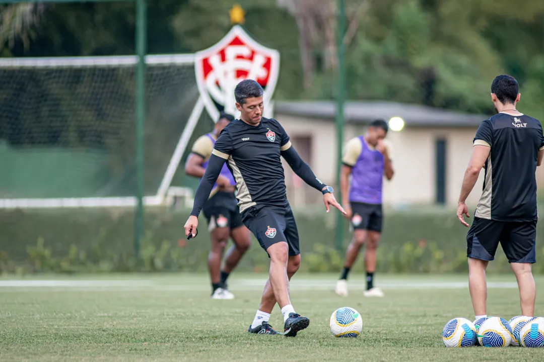 Thiago Carpini em treino do Vitória nesta quinta-feira, 16