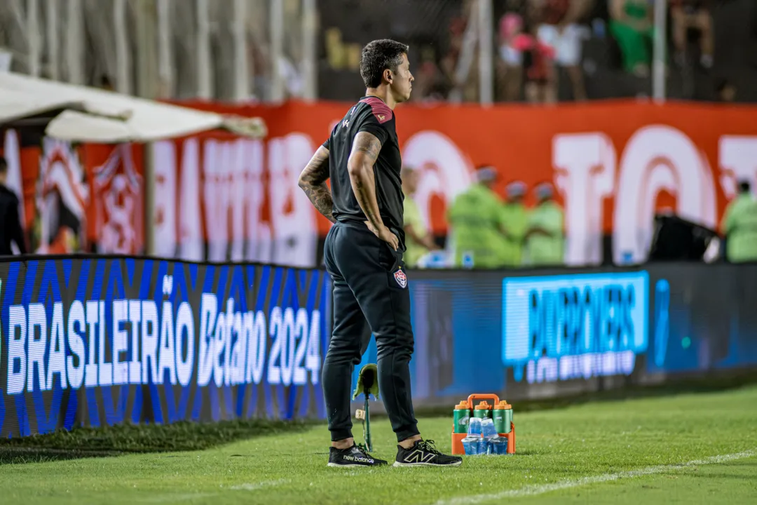 Thiago Carpini na beira do gramado