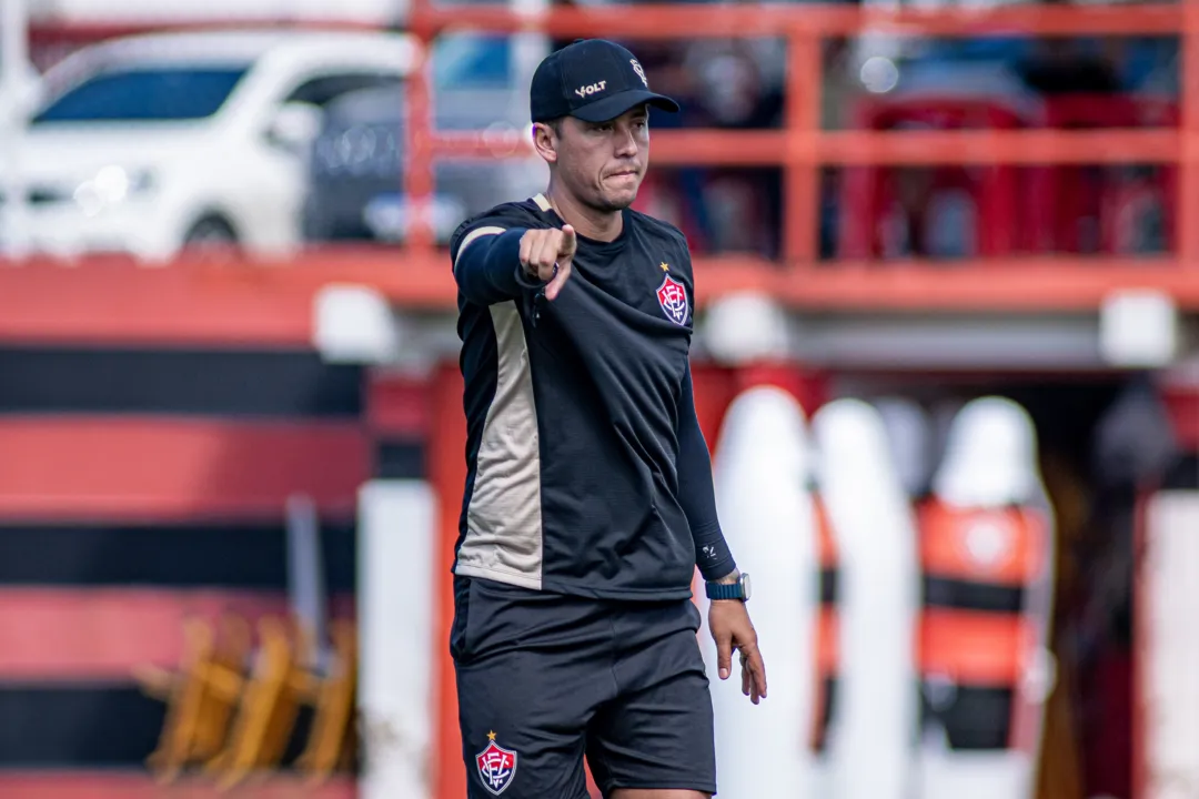 Thiago Carpini durante o treino final do Vitória com foco no Corinthians