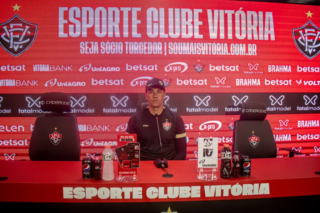 O técnico Thiago Carpini concedeu entrevista coletiva na sala de imprensa do Barradão