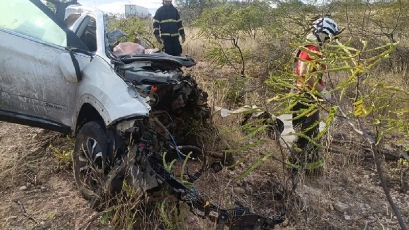 Motorista da carreta foi socorrido pelo SAMU