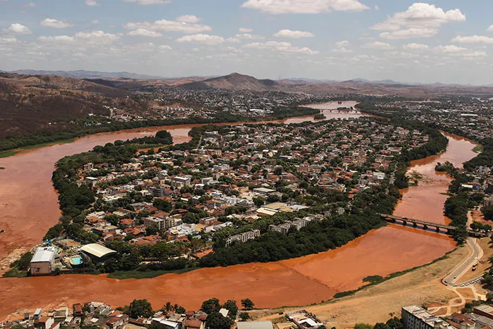 Barragem em Mariana se rompeu em 2015 atingindo bacia do Rio Doce