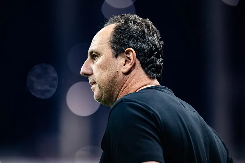 Técnico Rogério Ceni durante jogo contra o Vasco