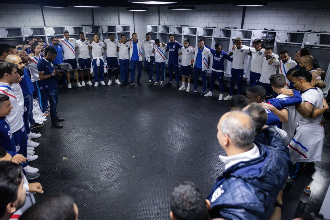 Delegação tricolor reunida após o triunfo contra o Athletico-PR