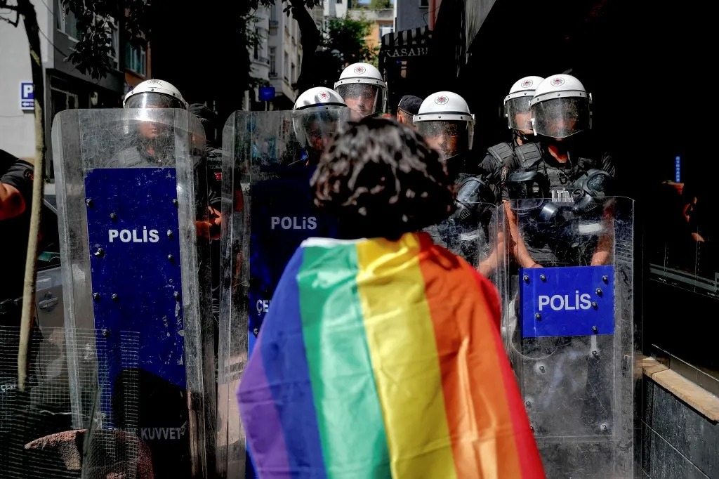 Polícia reprime marcha LGBTQIA+ em Istambul