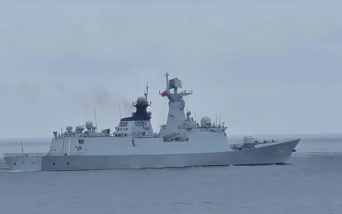 Navio militar chinês navegando próximo ao norte da Ilha Pengjia, na costa norte de Taiwan